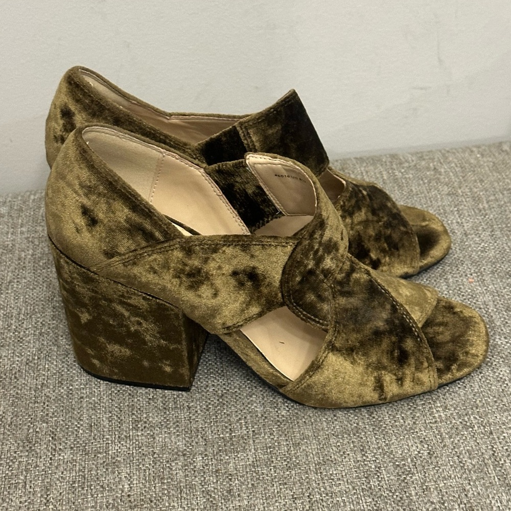 Cabi Women’s Green Velvet Suede Slip On Chunky Heels Size 8.5